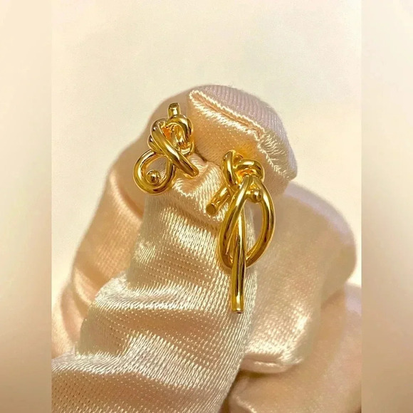 Jewelry - 😍18 K gold Knot 🪢 design stud earrings  🥰